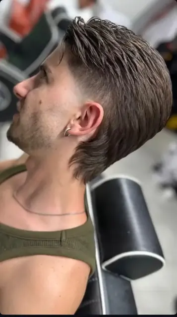 Mullet con texture, di profilo