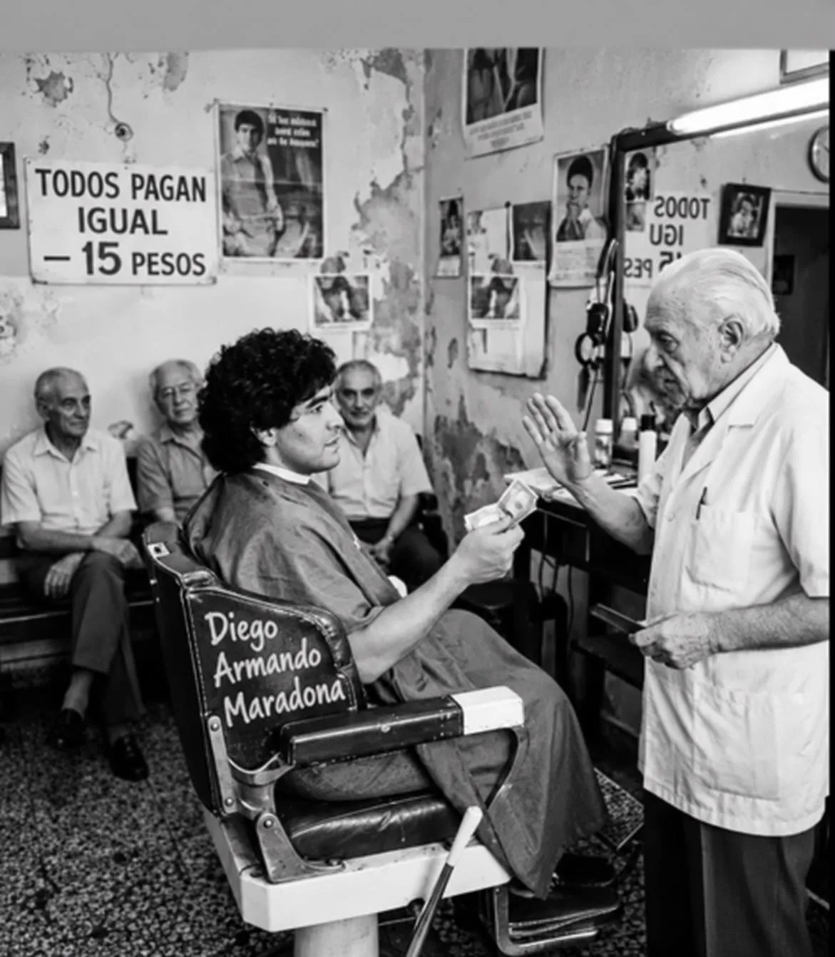 Scena in bianco e nero dal barbiere, con il nome Diego Armando Maradona sulla poltrona