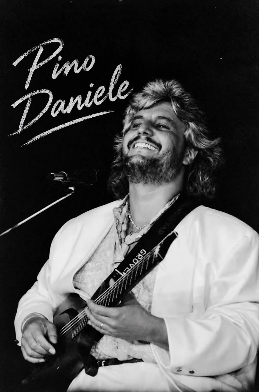 Ritratto in bianco e nero di un musicista con chitarra e la scritta Pino Daniele